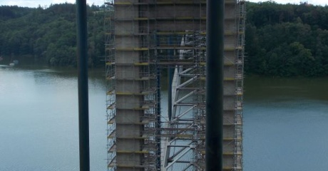 Lešení renovace Žďákovského mostu