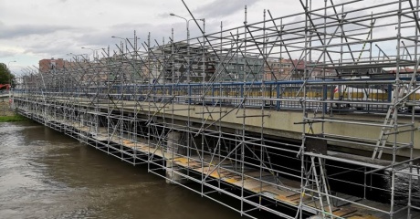 Závěsné lešení Cuplok při opravě mostu